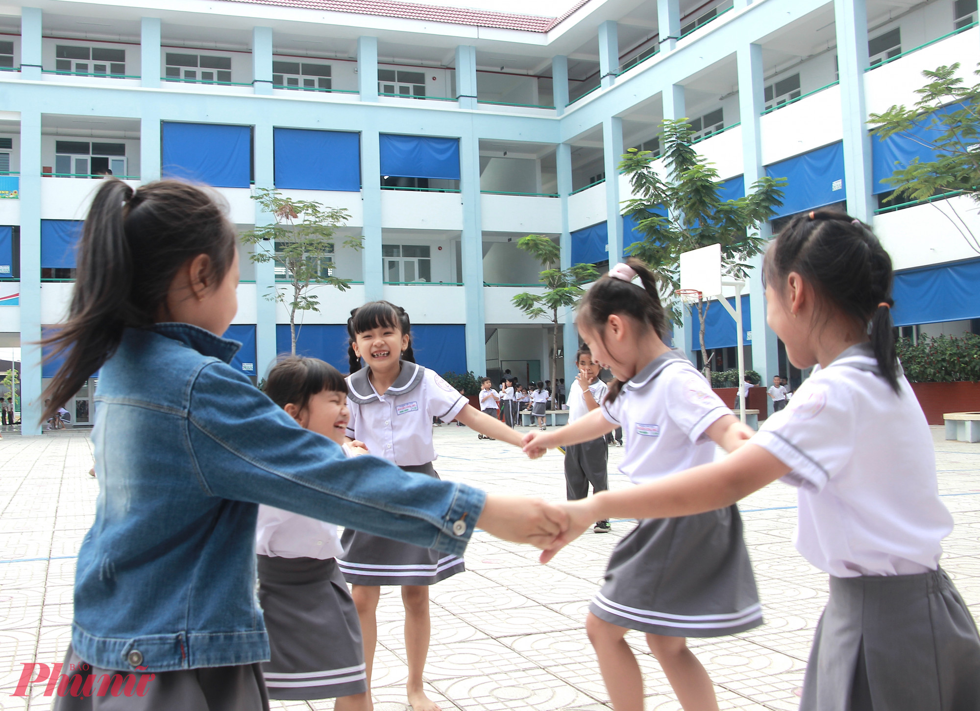 nhà vệ sinh xuống cấp, ô nhiễm, bốc mùi gây ảnh hưởng đến sức khỏe và tâm lý của học sinh. Hạn chế tình trạng học sinh ngại hoặc không dám sử dụng nhà vệ sinh vì bẩn, mùi, thiếu giấy, thiếu xà phòng - Ảnh minh họa: Nguyễn Loan