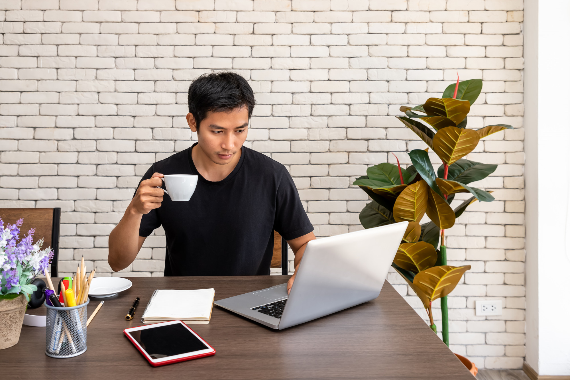 Ngỡ ngàng với cách giữ tiền của cháu trai gen Z Ngoài giờ làm, Thiện còn làm thêm để có thêm thu nhập - Ảnh minh họa: Freepik