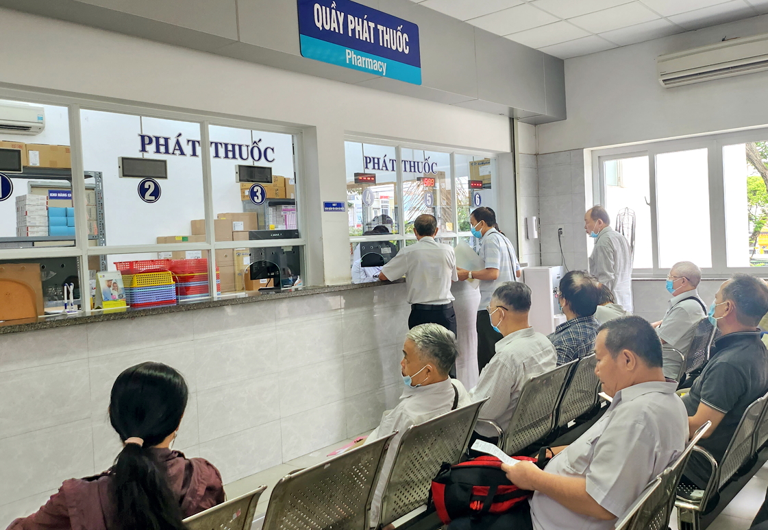 Nhiều người kiệt sức, nhập viện do thời tiết khắc nghiệt Người cao tuổi, người có bệnh nền cần thận trọng khi trời nắng nóng. Trong ảnh: Bệnh nhân đợi nhận thuốc tại Bệnh viện Thống Nhất - ẢNH: P.A.