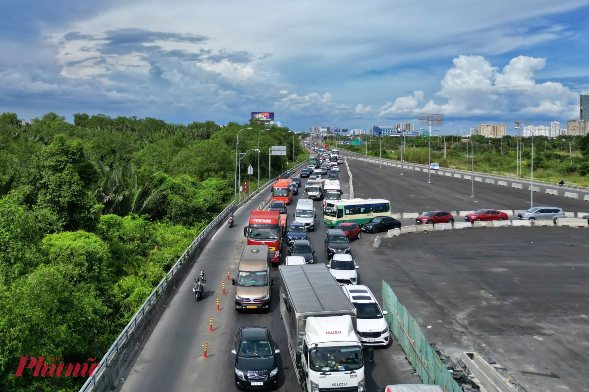 Tuy nhiên ở lối ra cao tốc TPHCM - Long Thành - Dầu Giây (cửa ngõ phía đông), có hàng dài xe ô tô xếp hàng nối đuôi nhau để chờ đèn giao thông tại nút giao này nhưng không xảy ra ùn ứ.