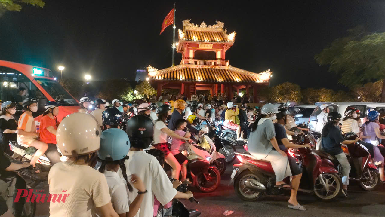 Người dân, du khách thát vọng khi hai lần đến xem hỏa pháo đều gặp sự cố phải trở về