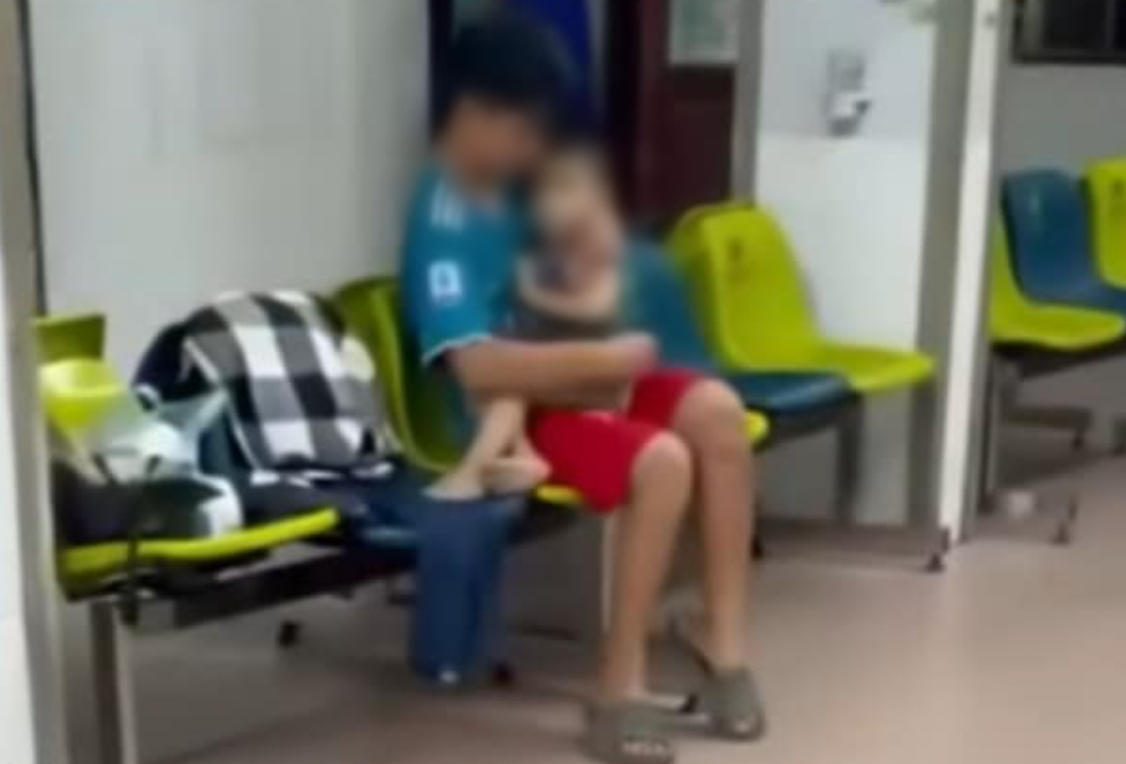Hình ảnh cháu bé tại bệnh viện. Ảnh: cắt từ clip