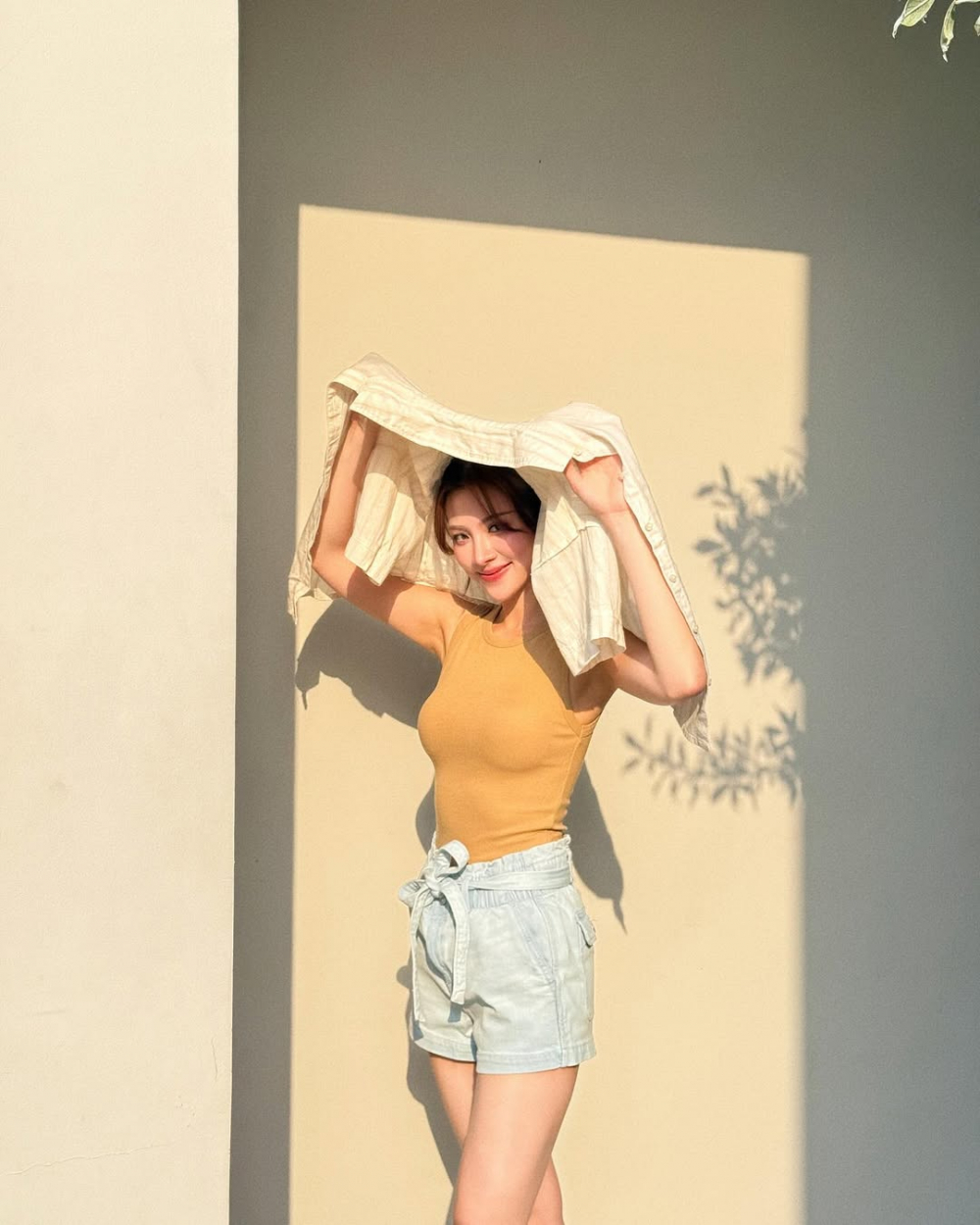 Nhẹ tênh, thoáng mát nhưng vẫn đủ tinh tế để ghi điểm ở bất cứ đâu, quần short và áo tank top mang đếncông thức thời trang tưởng chừng đơn giản lại là lựa chọn hoàn hảo cho những ngày Hè. Quần short chất linen, denim wash hay kaki mềm đều là những lựa chọn nổi bật, dễ phối và không bao giờ lỗi mốt. Chúng mang lại cảm giác thoải mái, tôn chân, lại linh hoạt trong chuyển động. Kết hợp cùng tank top ôm sát hoặc dáng suông nhẹ, outfit trở nên cân bằng giữa năng lượng trẻ trung và sự gọn gàng hiện đại.