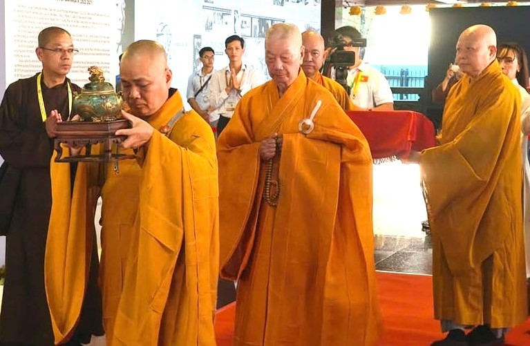 Chư Tôn đức lãnh đạo Giáo hội Phật giáo Việt Nam đã trang nghiêm cung thỉnh xá lợi trái tim Bồ Tát Thích Quảng Đức từ Ngân hàng Nhà nước Việt Nam chi nhánh TPHCM về tôn trí tại Việt Nam Quốc Tự.