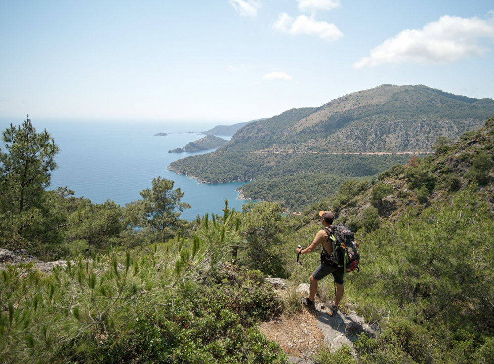 The Lycian Way là cung đường đi bộ ven biển dài khoảng 540 km ở miền Nam Thổ Nhĩ Kỳ, kéo dài từ Fethiye đến Antalya. Cung đường này men theo sườn núi dọc bờ Địa Trung Hải, đi qua những vách đá, rừng thông, làng chài và tàn tích cổ đại của nền văn minh Lycian. Mùa hè, biển xanh rực rỡ và bầu trời trong vắt tạo nên hành trình giàu cảm xúc cho người thích phiêu lưu và khám phá văn hóa. Địa hình đa dạng, từ đường ven biển đến núi cao, phù hợp cho cả người đi bộ nhiều kinh nghiệm lẫn người mới bắt đầu.