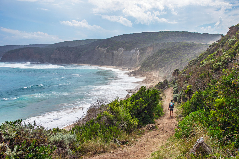 The Great Ocean Walk là cung đường ven biển nổi bật ở bang Victoria, Úc, kéo dài khoảng 100 km từ Apollo Bay đến mũi Otway và kết thúc gần Twelve Apostles. Cung đường đưa người đi bộ xuyên qua rừng mưa ôn đới, vách đá dựng đứng và những bãi biển hoang sơ nhìn ra Nam Đại Dương. Mùa hè, cảnh quan sống động với nắng vàng, sóng bạc và động vật hoang dã thường xuyên xuất hiện dọc đường đi.