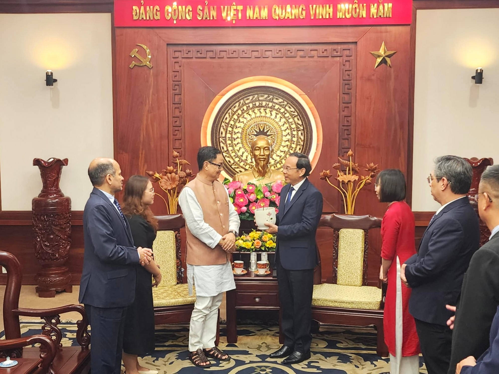 Bộ trưởng Các vấn đề Nghị viện và Dân tộc Thiểu số của Ấn Độ Kiren Rijiju chậu cây bồ đề từ thị trấn Bodh Gaya, bang Bihar, Ấn Độ nơi Đức Phật thành đạo