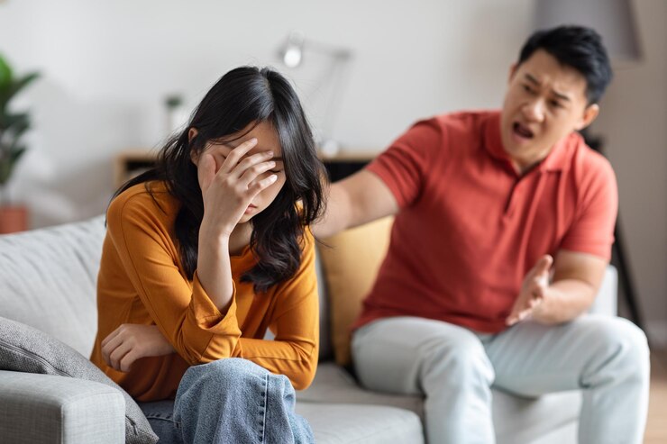 Vợ chồng sóng gió  vì mâu thuẫn tiền bạc. Ảnh minh họa Freepik