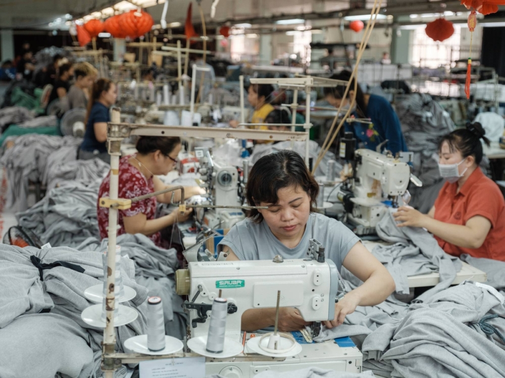 Công nhân vận hành máy may tại một nhà máy ở tỉnh Bình Thuận, Việt Nam vào ngày 10/4 - Ảnh: Bloomberg