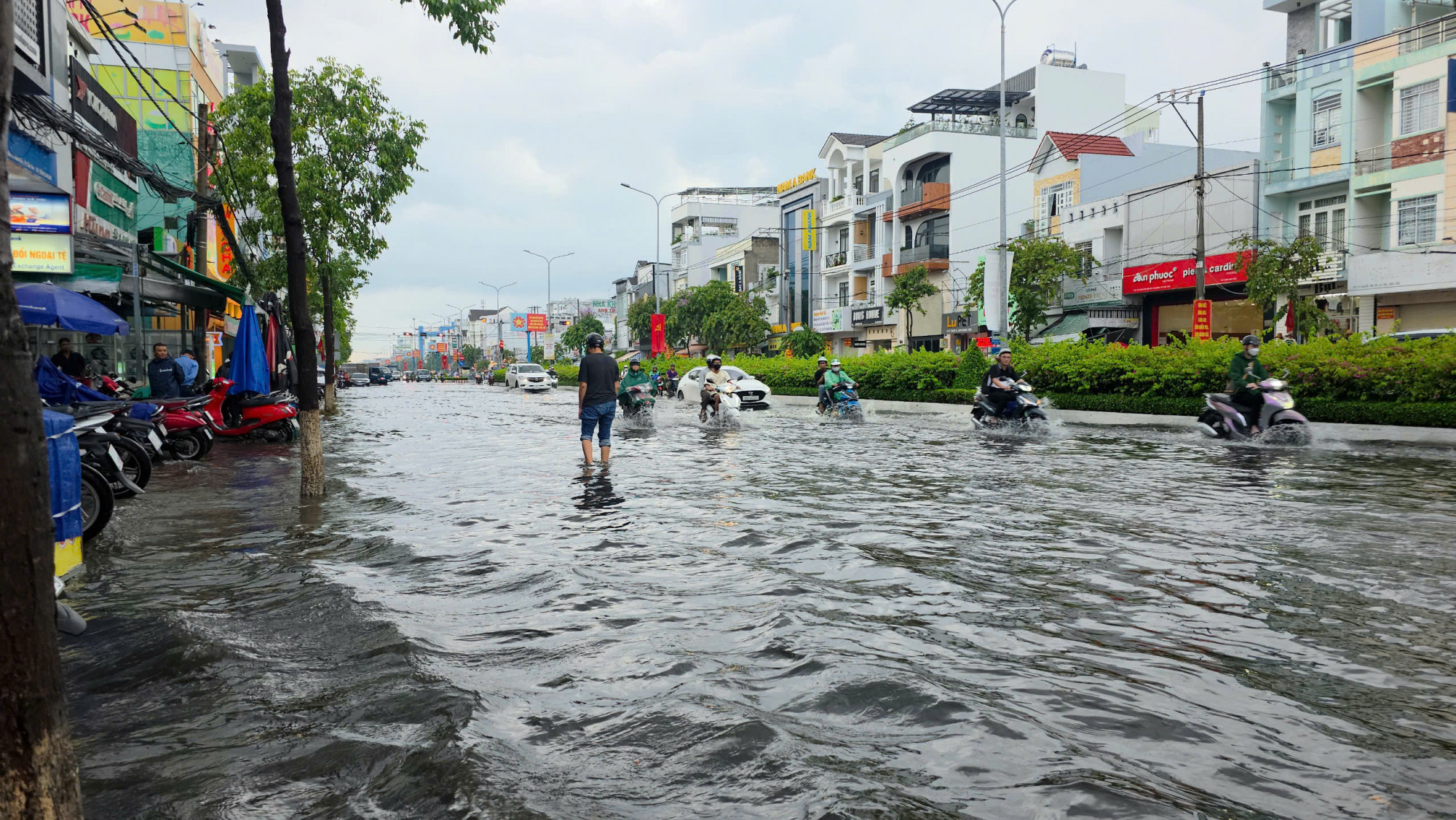 Đường Nguyễn Văn Cừ - quận Ninh Kiều - TP Cần Thơ bị ngập nặng. Ảnh: Trung Phạm