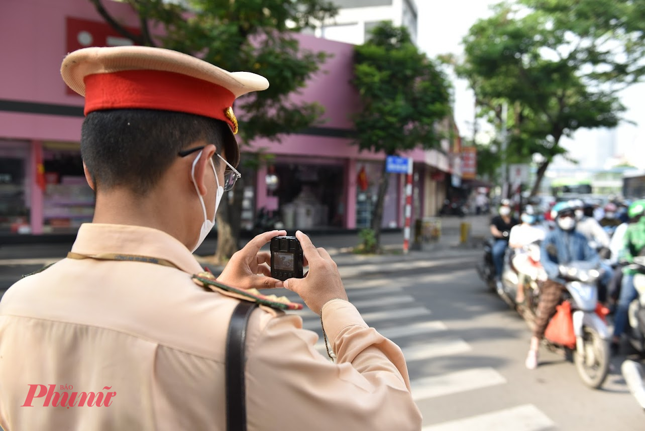 Bên cạnh việc phát hiện và xử lý trực tiếp, cảnh sát còn sử dụng camera chuyên dụng để ghi nhận lại hình ảnh vi phạm