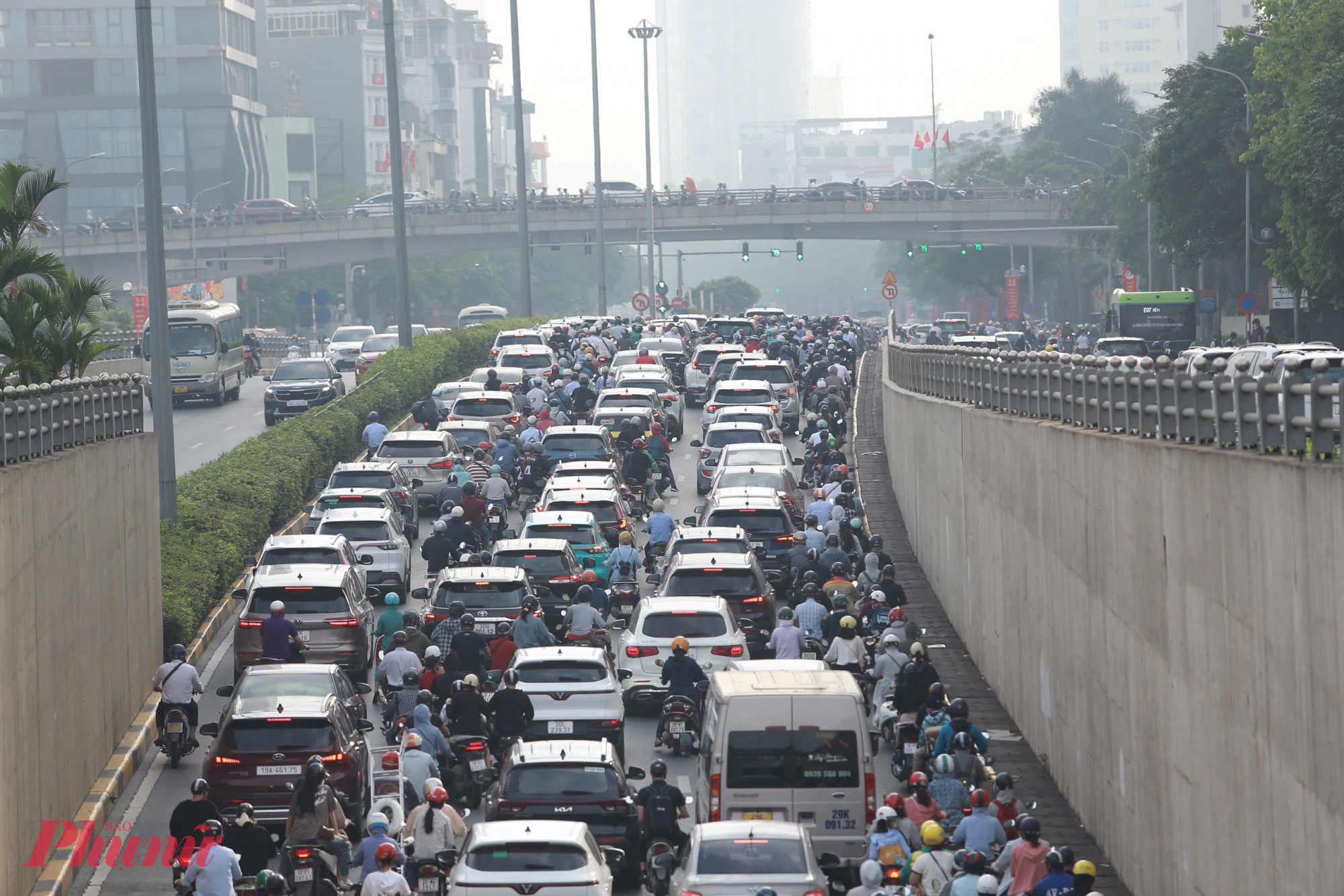 Nhiều tuyến đường đông đúc xe cộ trong ngày 5-5 do người dân quay trở lại học tập, làm việc sau kỳ nghỉ lễ 