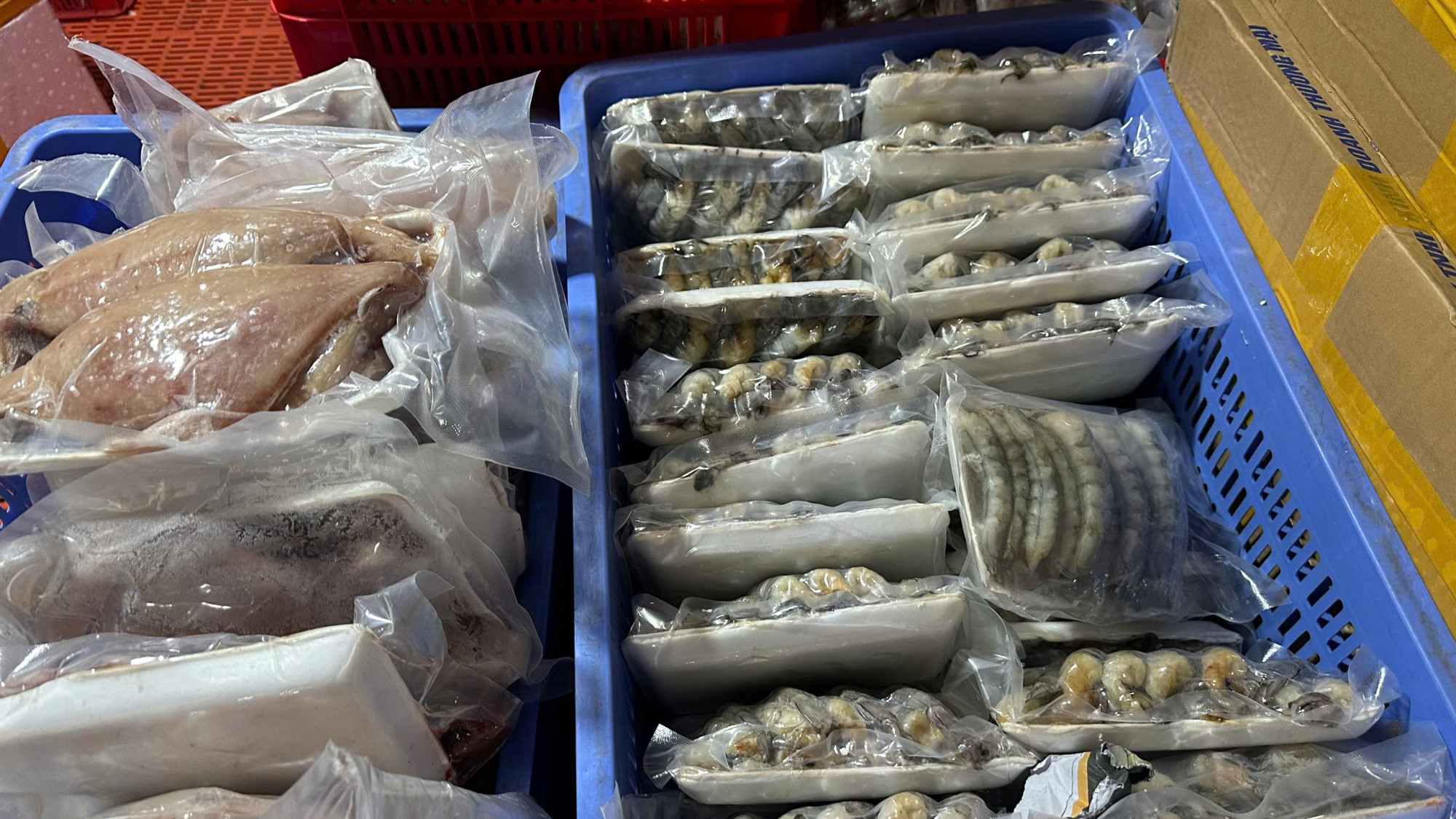 Các sản phẩm này đều không thể hiện nơi sản xuất, ngày sử dụng trên bao bì