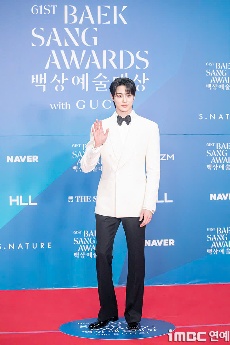 Byeon Woo Seok. Anh diện vest trắng, cùng với vóc dáng cao lớn đã đem đến diện mạo chuẩn bạch mã hoàng tử Từ người mẫu chuyển sang đóng phim, Byeon Woo Seok thành nam thần trong mơ trong bộ phim siêu hot