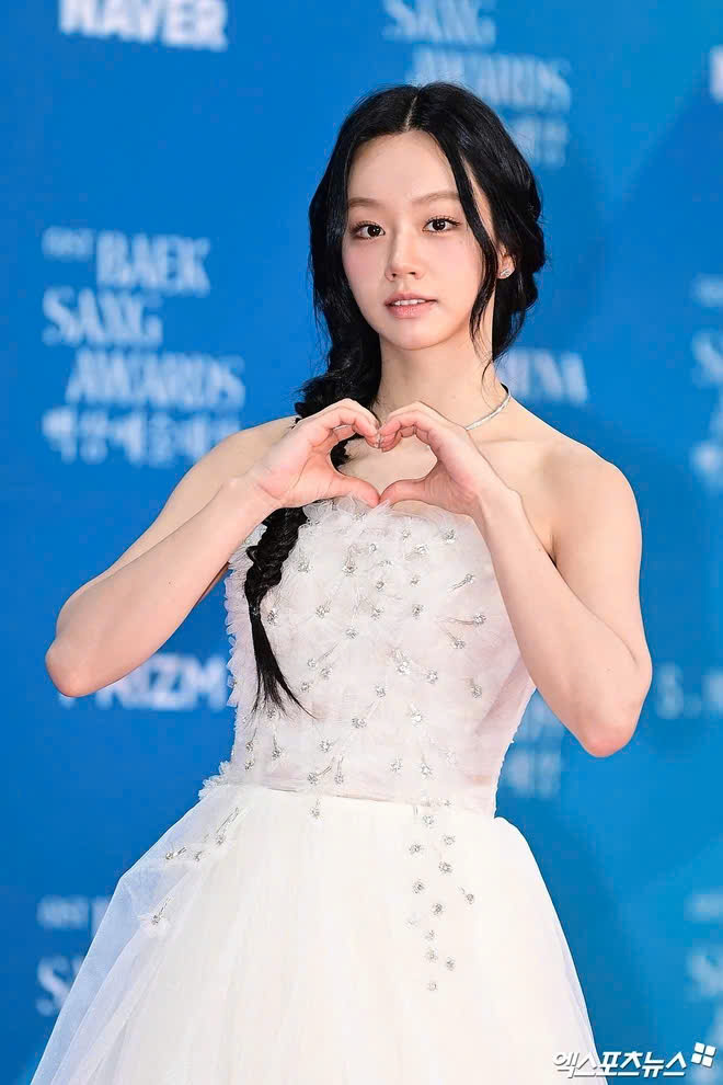 Lee Hyeri trung thành với hình tượng dễ thương, nữ tính. Đầu năm nay, cô góp mặt trong dự án Friendly Rivalry (tựa Việt: Cạnh tranh thân thiện). Diễn xuất của Hyeri trong vai Jae Yi nhận nhiều lời khen từ giới chuyên môn lẫn khán giả.
