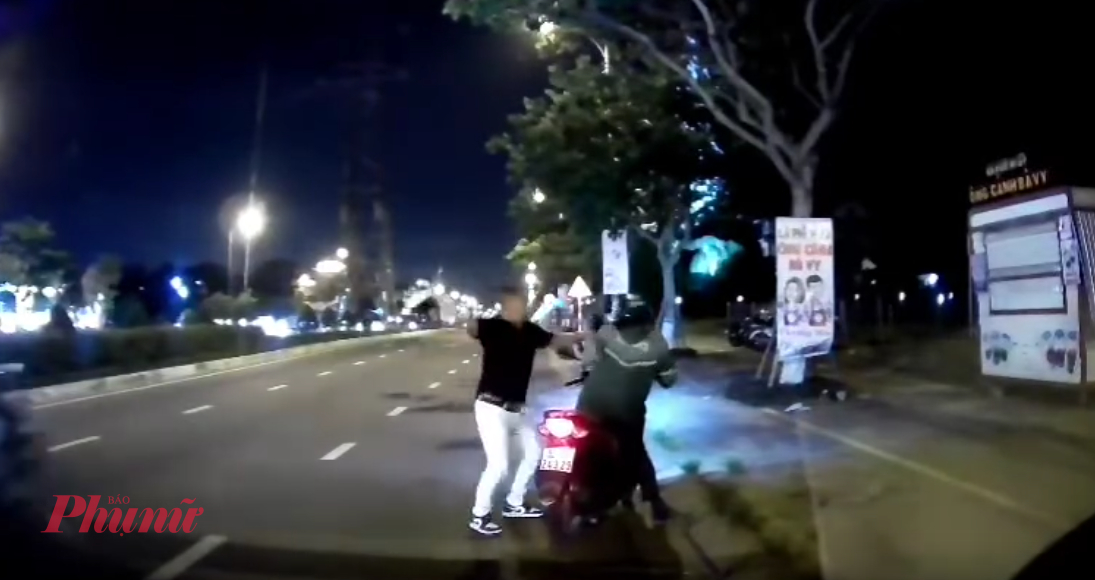 Hình ảnh ghi lại cảnh hành khách tấn công tài xế GrabBike