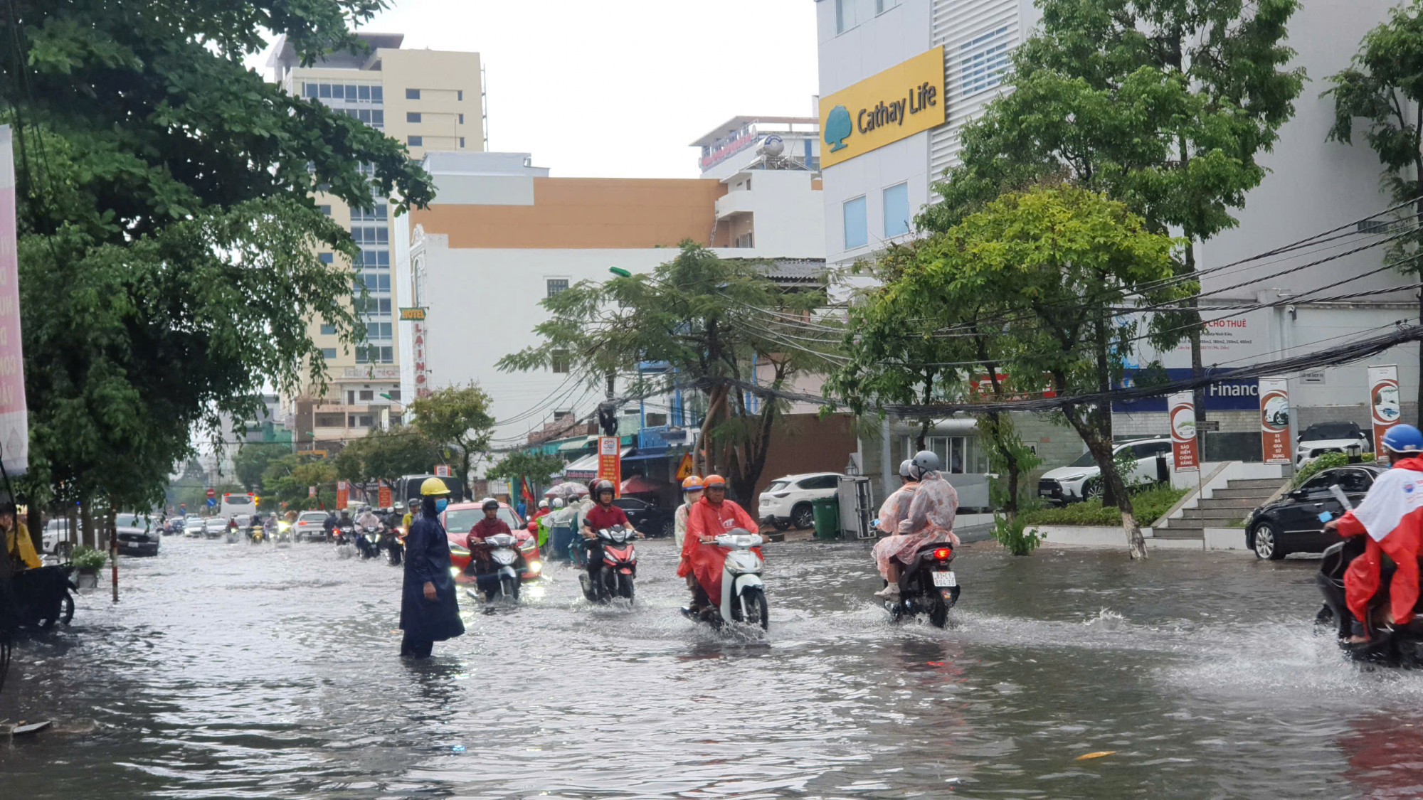 Đường Cách Mạng Tháng Tám bị ngập nặng... Ảnh: Trung Phạm