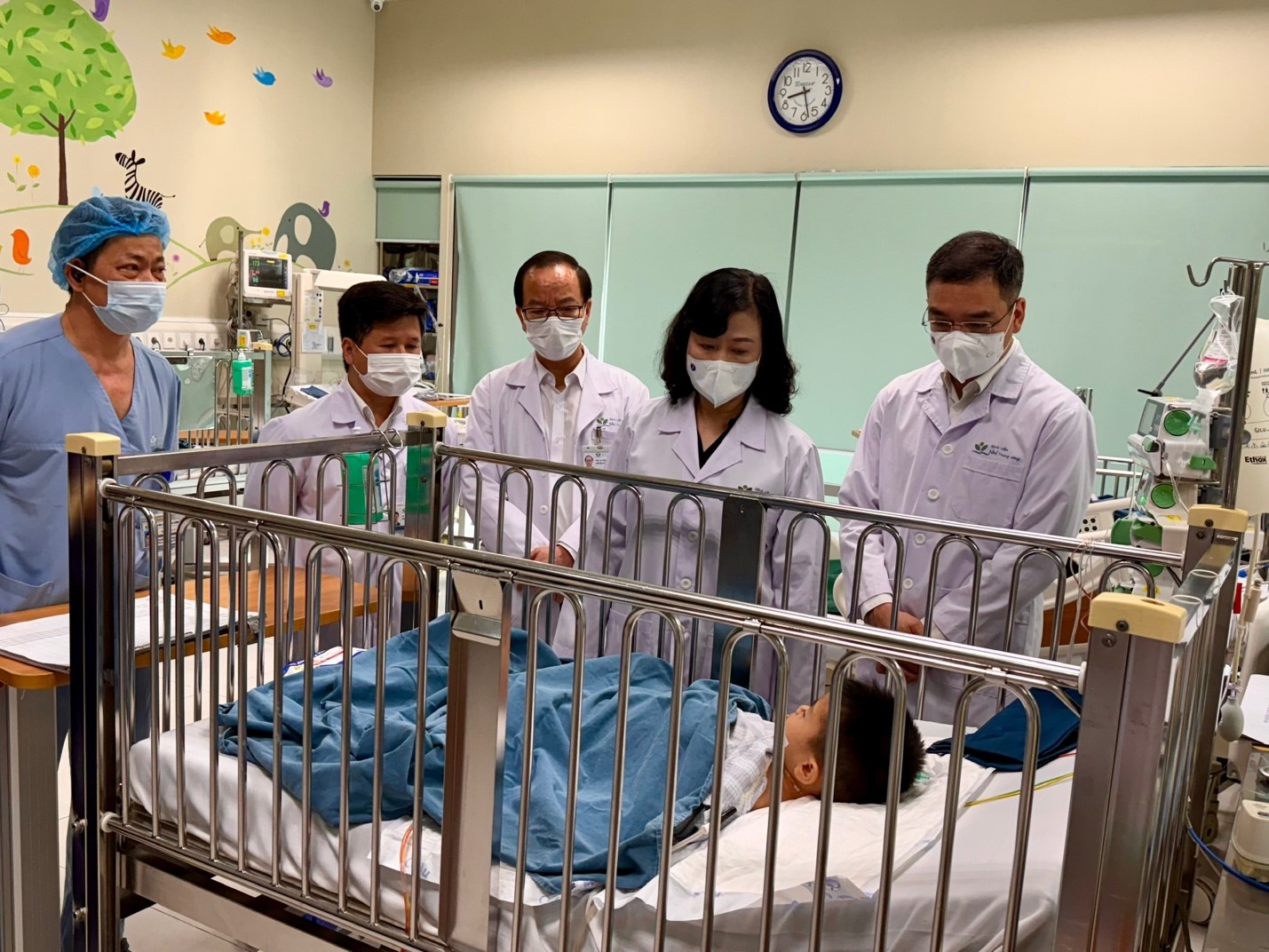 Bộ trưởng Bộ Y tế Đào Hồng Lan thăm bệnh nhi bị công nông chèn qua người - ảnh: 