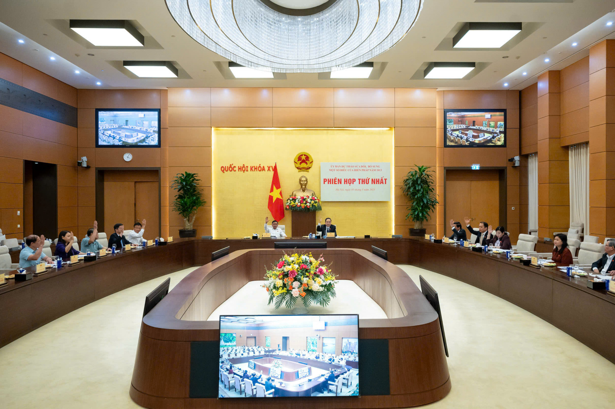 Phiên họp thứ nhất của Ủy ban