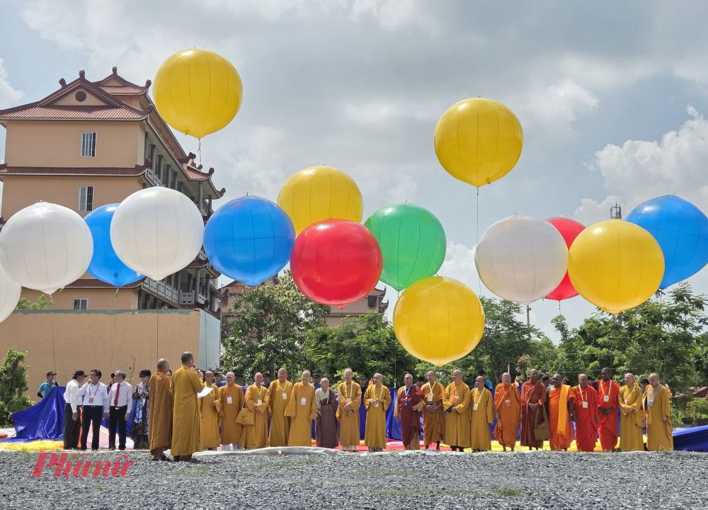 Các đại biểu chức sắc tôn giáo trong và ngoài nước tham gia lễ thượng đại Phật kỳ.