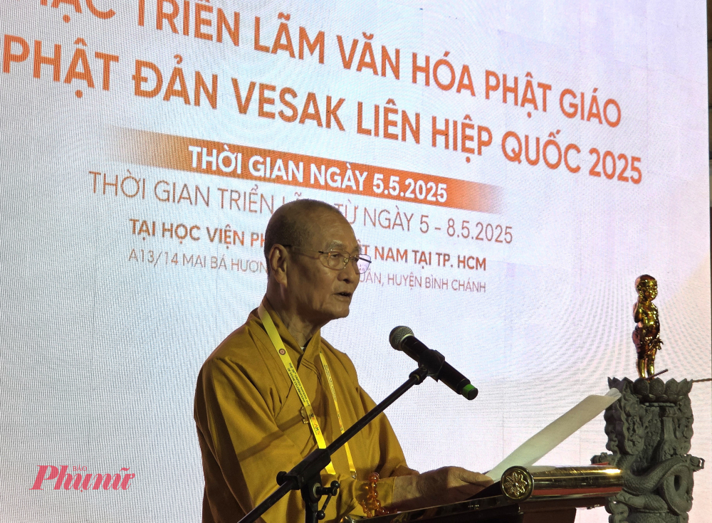 Hòa thượng Thích Hải Ấn phát biểu khai mạc triển lãm.