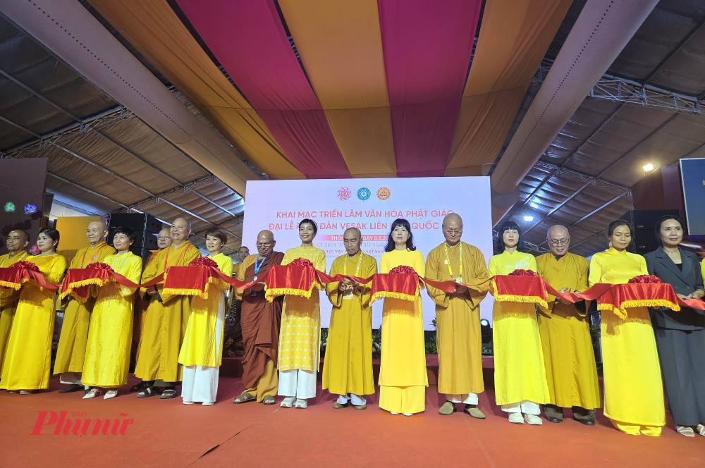 Nghi thức cắt băng khai mạc triển lãm.
