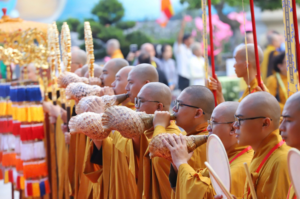 Tiếng tù và vỏ ốc như lời triệu  tập tăng đoàn và báo hiệu các sự kiện quan trọng