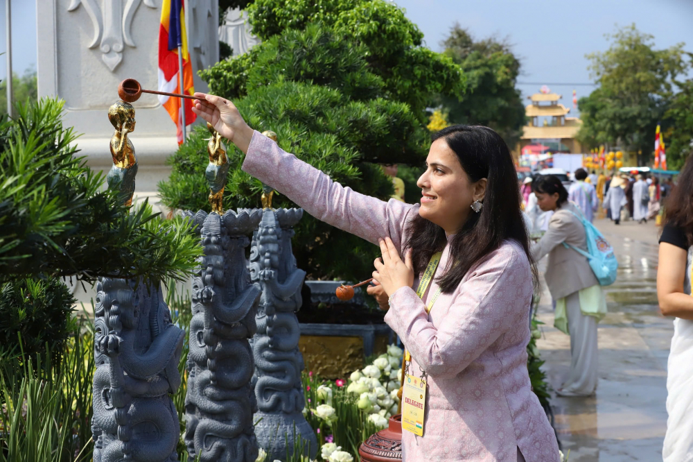 Đại biểu Ấn Độ với nghĩ thức tắm Phật