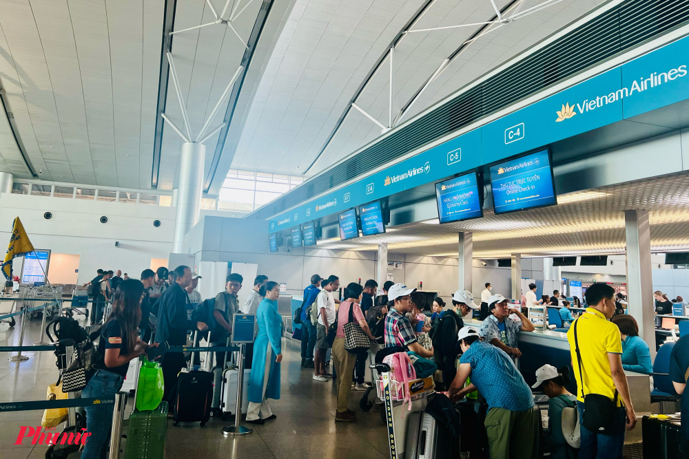 Khách làm thủ tục hàng không của Vietnam Airlines tại ga quốc tế Cảng HKQT Tân Sơn Nhất. Ảnh: Quốc Thái