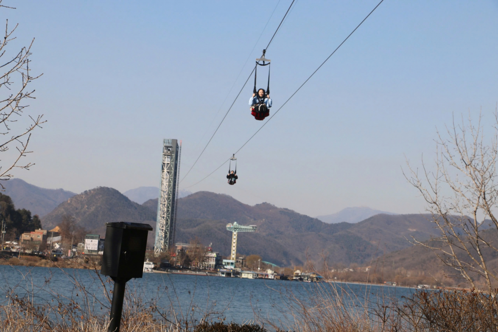 Từ Nami, nghĩ về các Hàn Quốc làm du lịch Đu zipline qua sông Bắc Hán đến Nami.