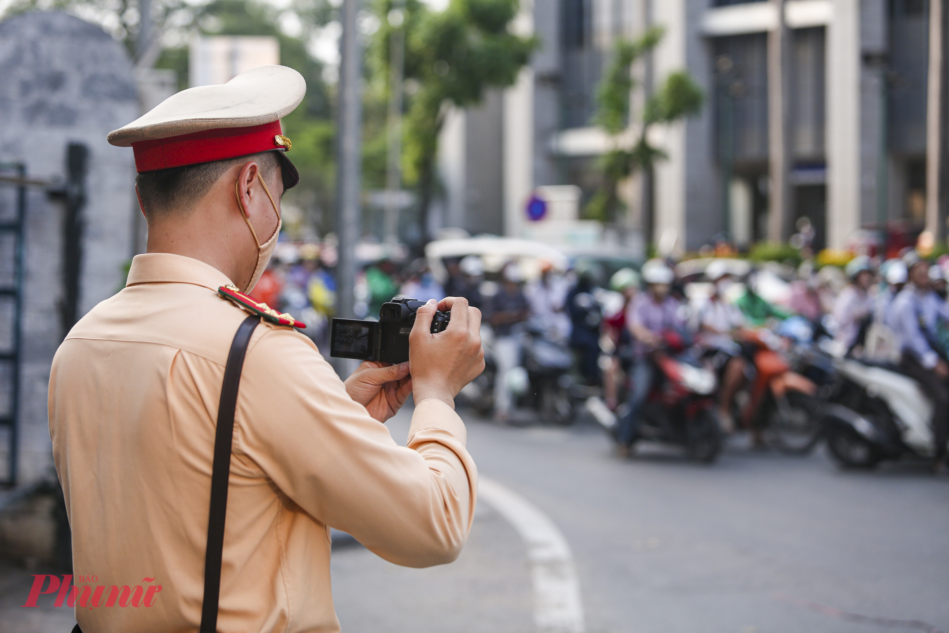 Theo đó, những trường hợp có thể dừng xe tại chỗ, tổ công tác sẽ trực tiếp lập biên bản xử lý; với các trường hợp chưa dừng được phương tiện, hình ảnh ghi nhận được sẽ được dùng làm căn cứ để xác minh và gửi thông báo xử phạt nguội. Việc tăng cường sử dụng camera và thiết bị nghiệp vụ giúp nâng cao hiệu quả xử lý, đồng thời góp phần điều chỉnh hành vi của người tham gia giao thông theo hướng tuân thủ pháp luật hơn.