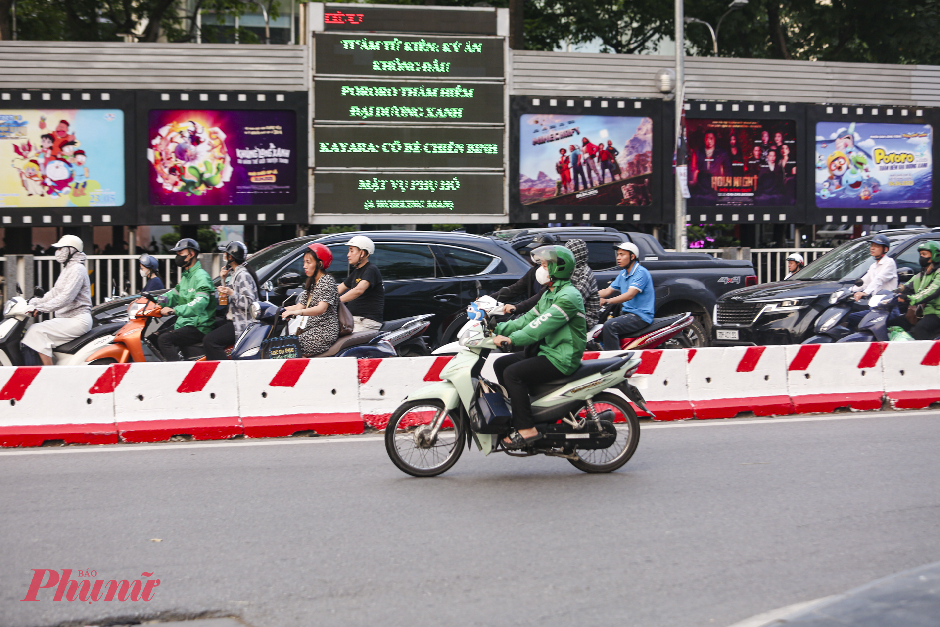 Trường hợp nam tài xế xe ôm công nghệ đi ngược chiều bị CSGT phát hiện, ghi hình, ngay lập tức thông tin được thông báo đến tổ công tác làm nhiệm vụ phía trước để dừng xe, xử lý.