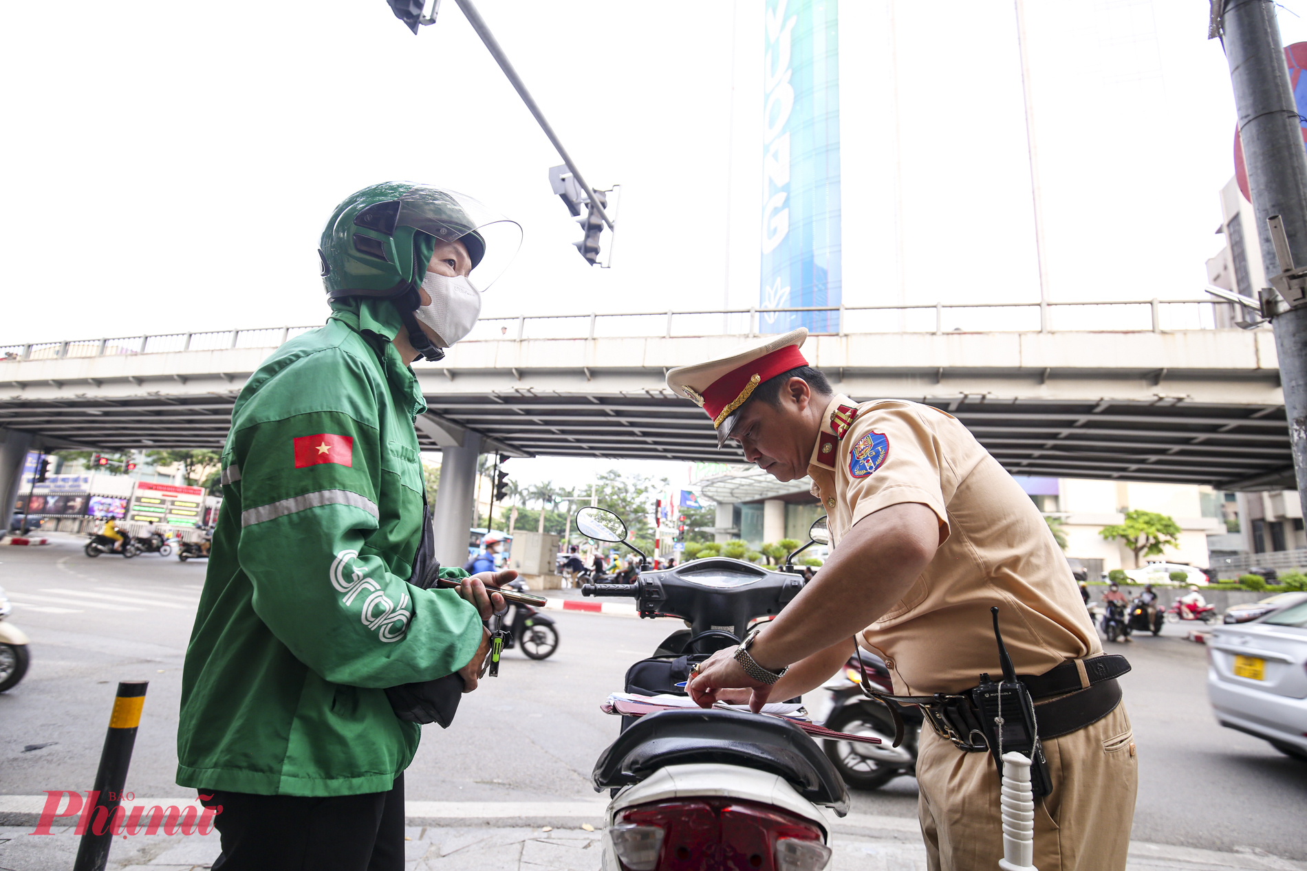 Nam tài xế xe ôm công nghệ P. V. T (28 tuổi, quê Quảng Ninh) cho biết: 'do đường đông quá, vội đi đón khách nên tôi cũng liều đi ngược chiều. Bây giờ bị xử lý như thế này thì tôi đành phải chịu. Với hành vi vi phạm trên, tài xế phạt tiền từ 4.000.000 đồng đến 6.000.000 đồng, đồng thời bị trừ 02 điểm trên giấy phép lái xe theo quy định tại điểm a khoản 13 Điều 7 Nghị định 168/2024/NĐ-CP.