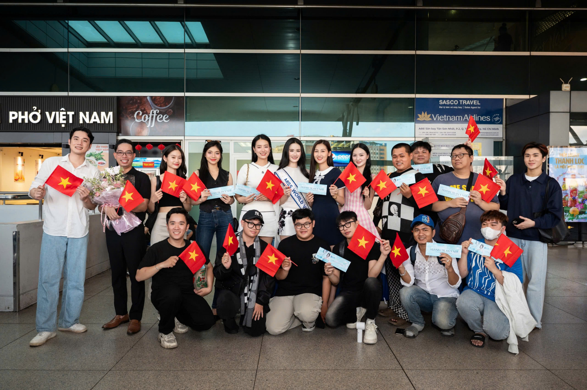 Bạn bè, người thân có mặt động viên Ý Nhi tại sân bay