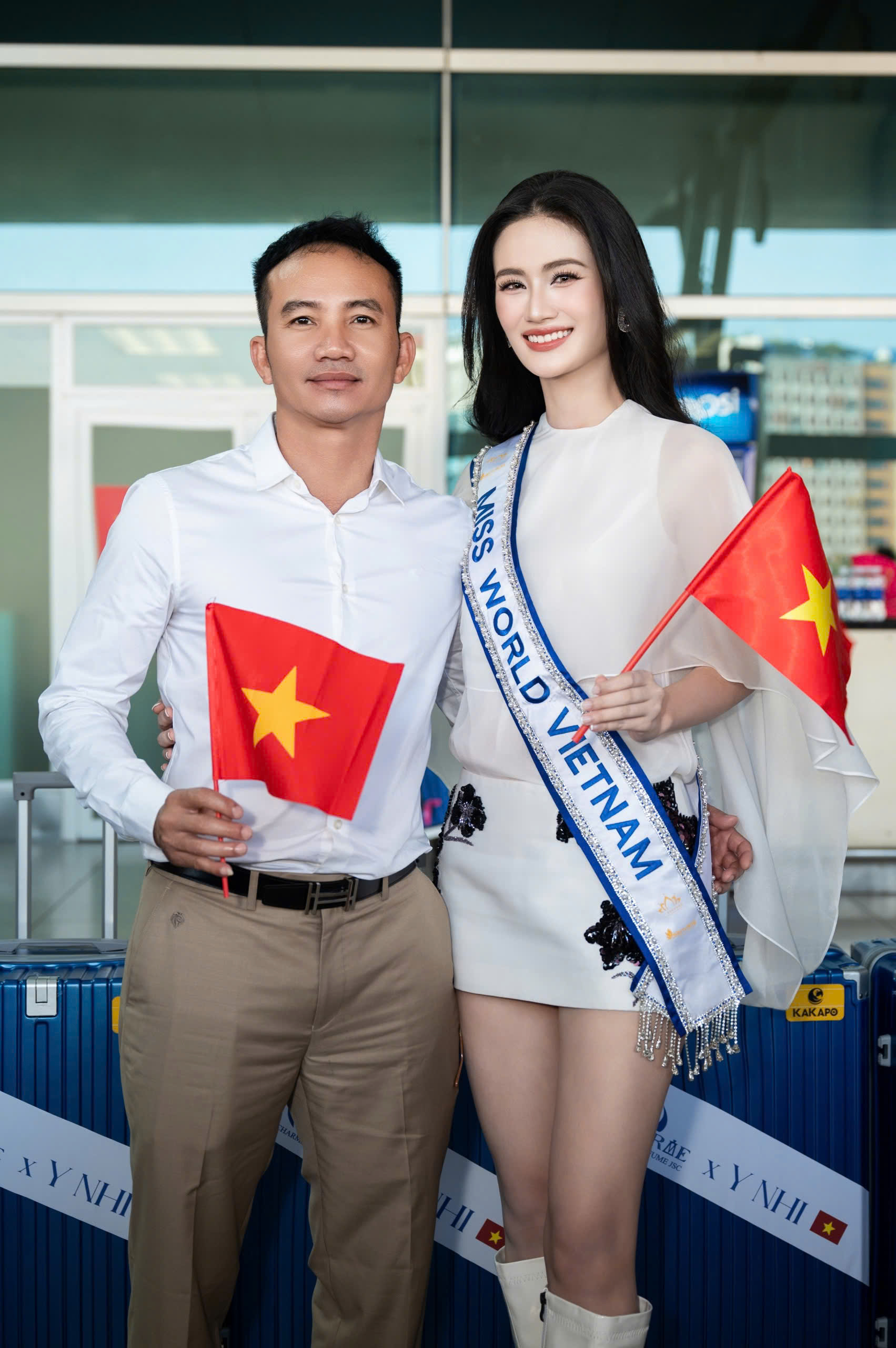 Hoa hậu Ý Nhi và cha tại sân bay