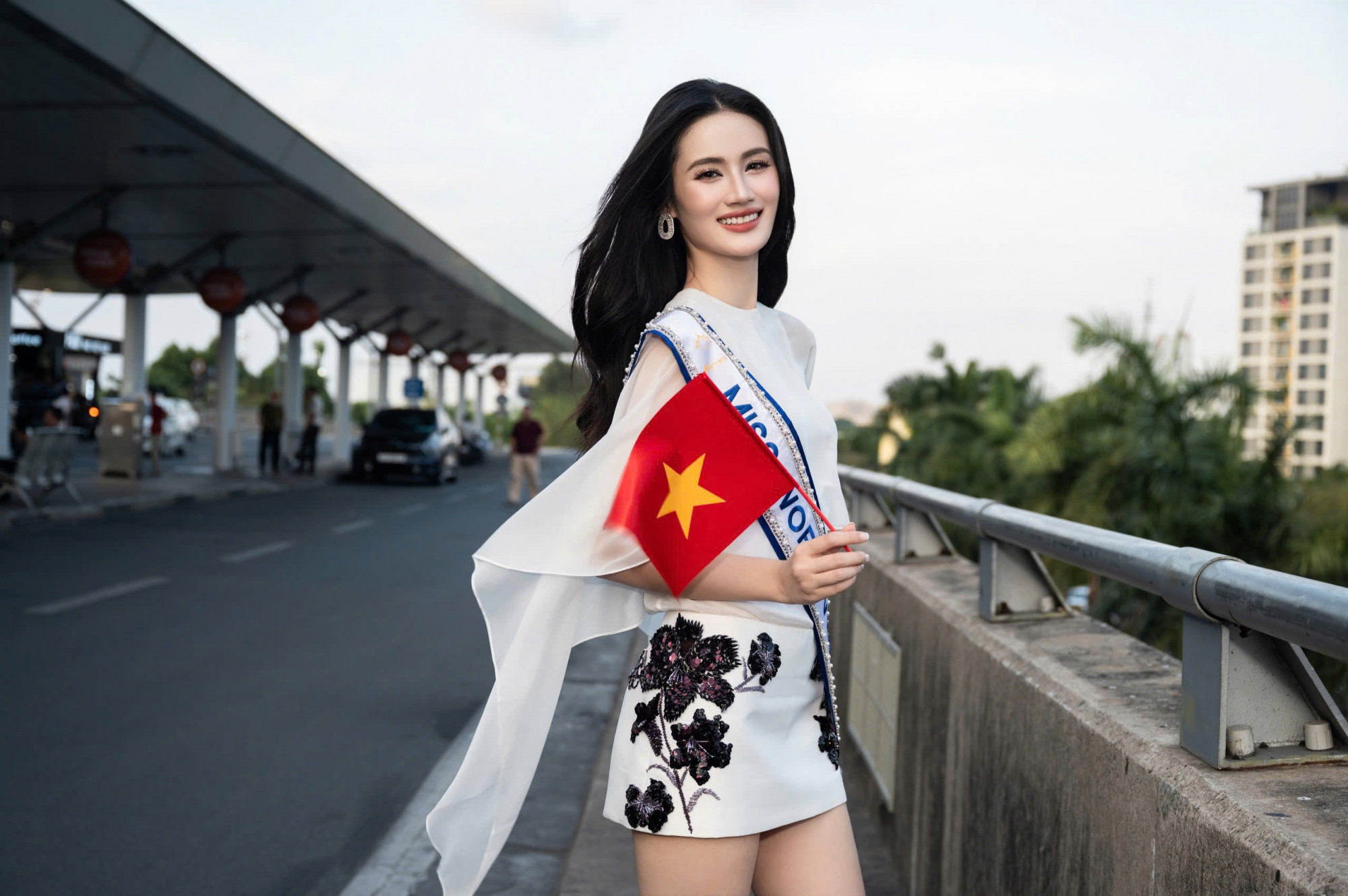 Hoa hậu Ý Nhi có mặt tại sân bay từ chiều tối 6/5