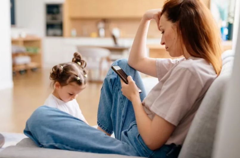  các tác giả ủng hộ việc sử dụng một cách có ý thức , đặc biệt là trong các thói quen chung như bữa ăn, giờ vui chơi và giờ đi ngủ - những thời điểm quan trọng cho sự kết nối và phát triển.