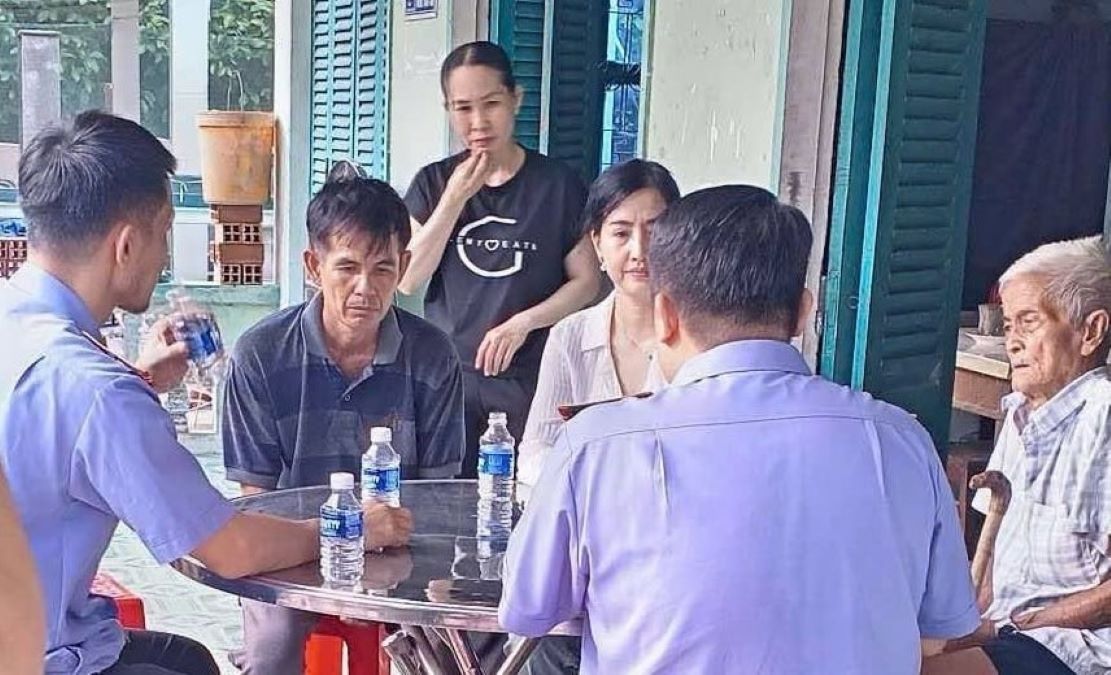 Cơ quan điều tra Viện KSND Tối cao đến tận nhà làm việc với gia đình nữ sinh tử vong. Ảnh: A.D