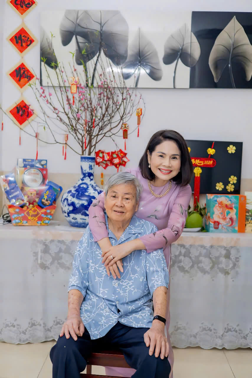 Ba - người thầy đặc biệt của tôi Tác giả (phải) luôn muốn dành thêm nhiều thời gian bên cạnh, bầu bạn cùng để ba có thêm niềm vui, thêm động lực sống lâu bên con cháu