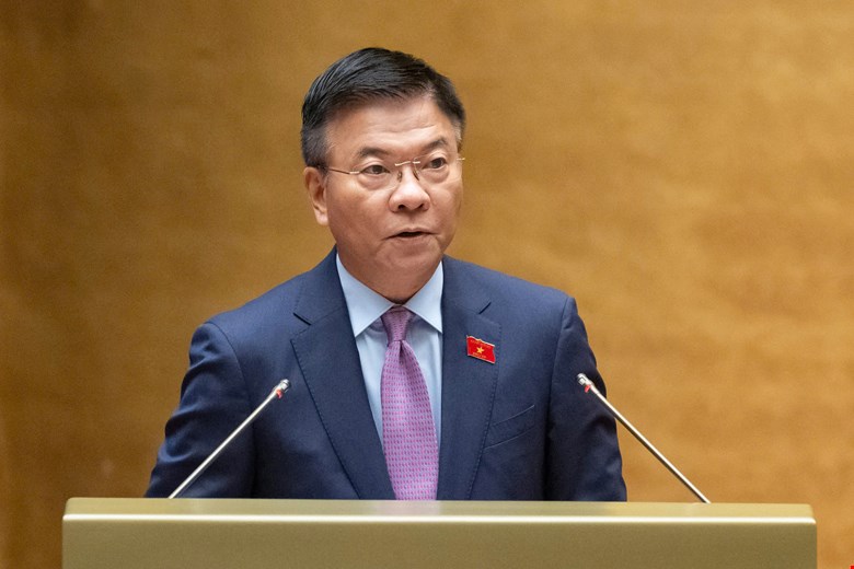 Phó Thủ tướng Chính phủ Lê Thành Long trình bày tờ trình dự thảo, sáng 6/5 - ảnh: Media Quốc hội