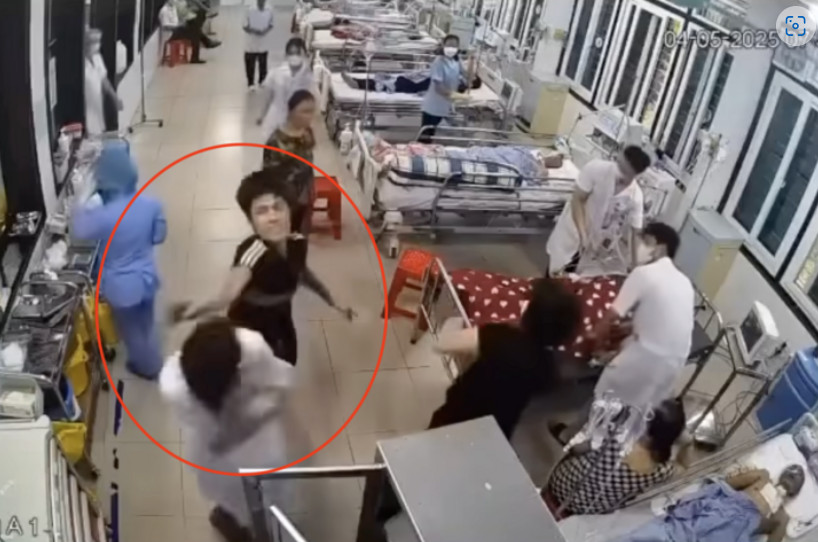 Người đàn ông đấm, tát liên tiếp vào mặt nhân viên y tế. Ảnh: Cắt từ clip.