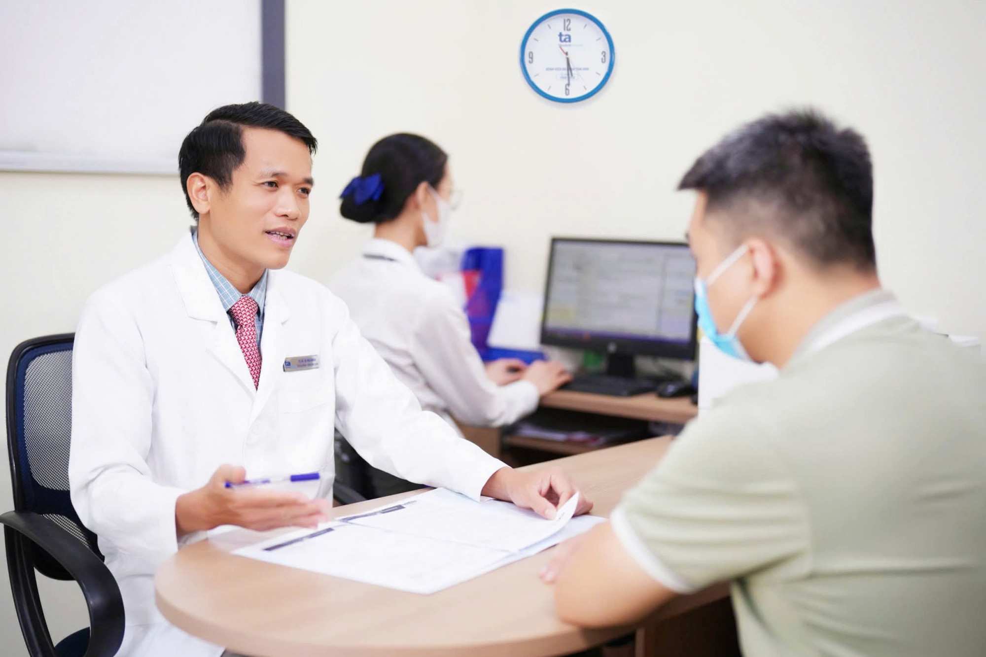 TS.BS Vũ Hữu Khiêm tư vấn cho người bệnh về các điều kiện, quy trình tham gia nghiên cứu VISTA-1 - Ảnh: BVĐK Tâm Anh