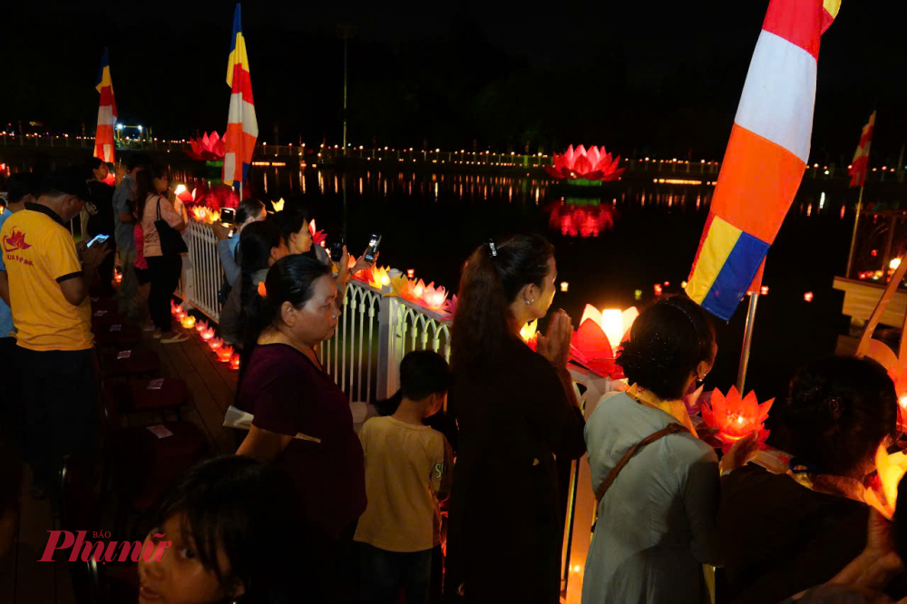 Người dân nguyện cầu bình an, hạnh phúc.