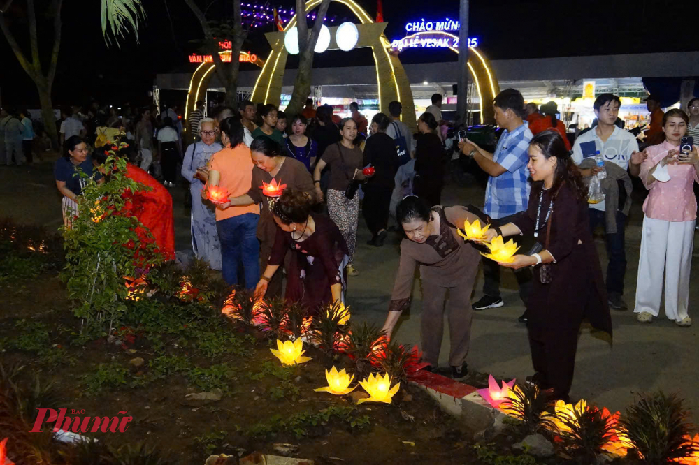 Người dân thả hoa đăng... trên bờ.