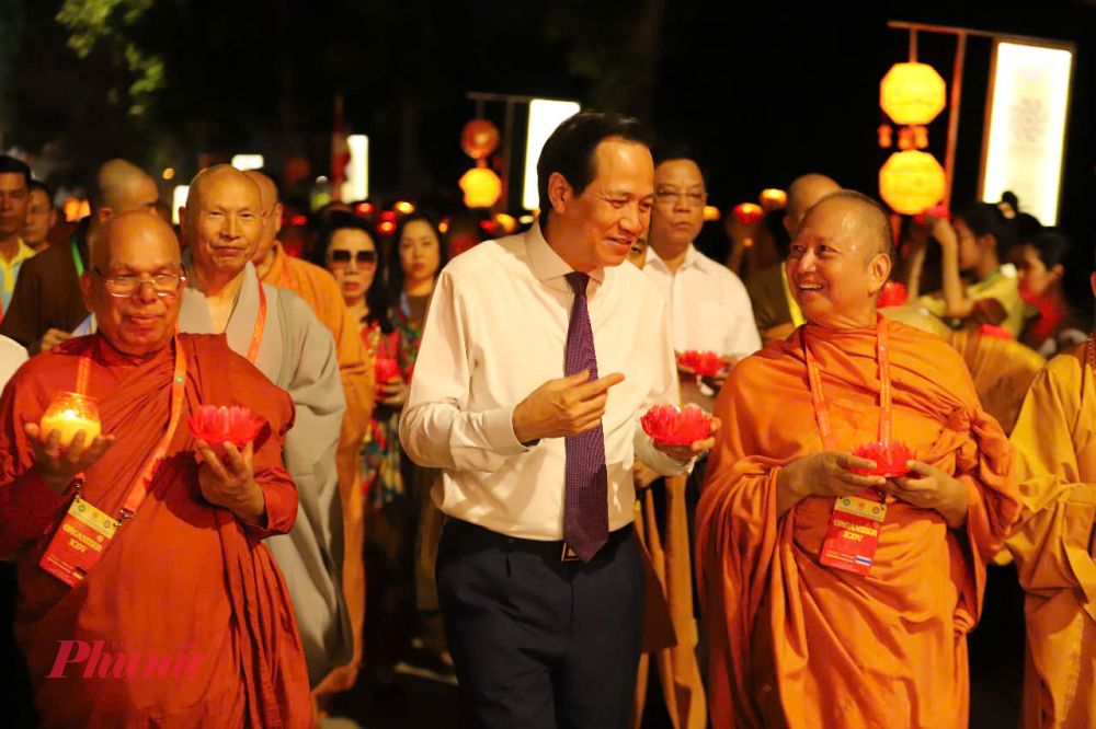 Các đại biểu tham gia tuần hành.