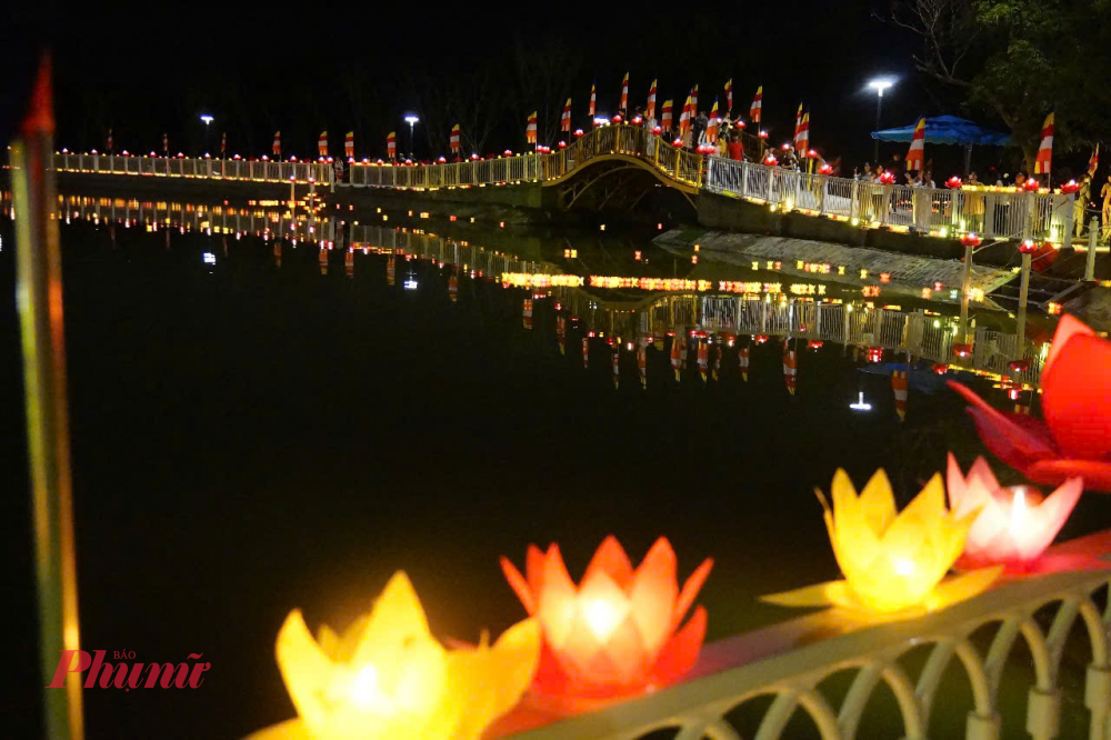 Công viên Láng Le tràn ngập hoa đăng và Phật kỳ.