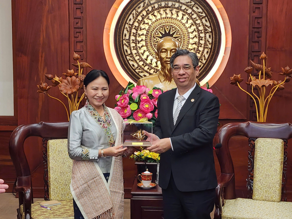 Phó Bí thư Thành ủy, Chủ tịch Ủy ban Mặt trận Tổ quốc Việt Nam TPHCM Nguyễn Phước Lộc gửi món quà lưu niệm đến bà Inlavanh Keobounphanh 