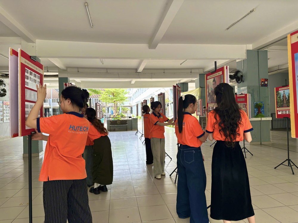 Sinh viên chủ động lên ý tưởng, bố trí không gian triển lãm - Ảnh: HUTECH