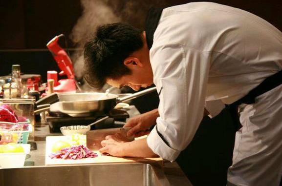 Bữa ăn ấm áp hơn khi người chồng, người cha vào bếp (Ảnh minh họa)
