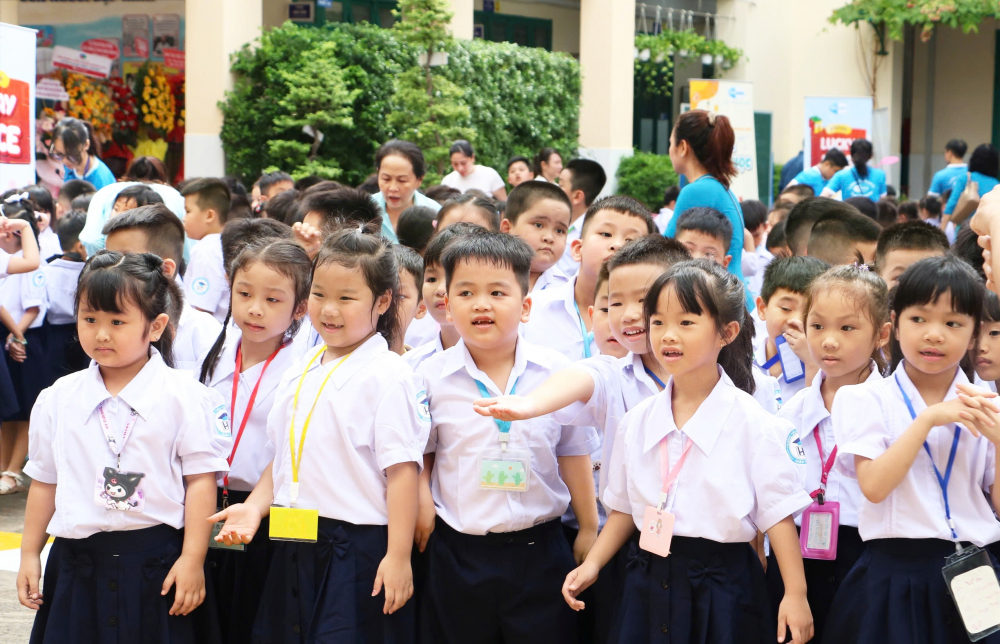 Tuyển sinh đầu cấp ở TPHCM: Hướng đến giáo dục công bằng Giờ ra chơi của học sinh lớp Một, Trường tiểu học Hiệp Tân, quận Tân Phú - ẢNH: TRANG THƯ